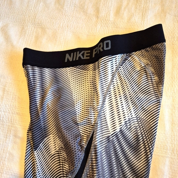 Nike Pro women's Medium gray black & white cropped leggings, VGUC - Picture 6 of 8